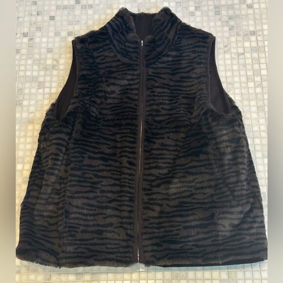 Cedrics Women’s Dark Brown Reversible Fur Vest - Picture 4 of 12